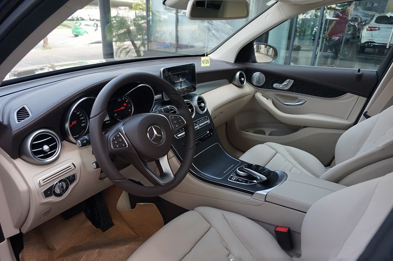 Mercedes-Benz Smart GLC 300 4MATIC 2018 - Bán xe Mercedes GLC 300 màu trắng giá tốt. Giao xe ngay