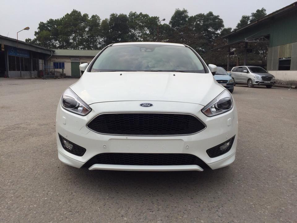 Ford Focus Sports 1.5 Ecoboost 2018 - Bán xe Focus Sports 1.5 màu trắng giá rẻ nhất, giao xe toàn quốc, hỗ trợ trả góp 90%