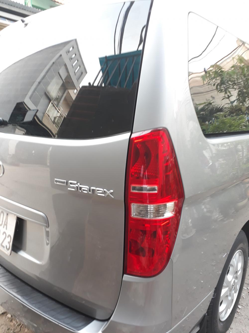 Hyundai Starex 2012 - Bán Hyundai Starex 9 chỗ, đời 2012, máy dầu, màu bạc, còn rất đẹp