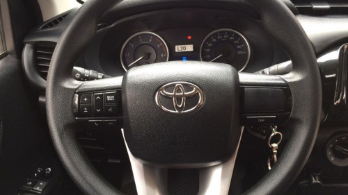 Toyota Hilux   25 MT  2015 - Cần bán gấp Toyota Hilux 25 MT đời 2015, màu xám