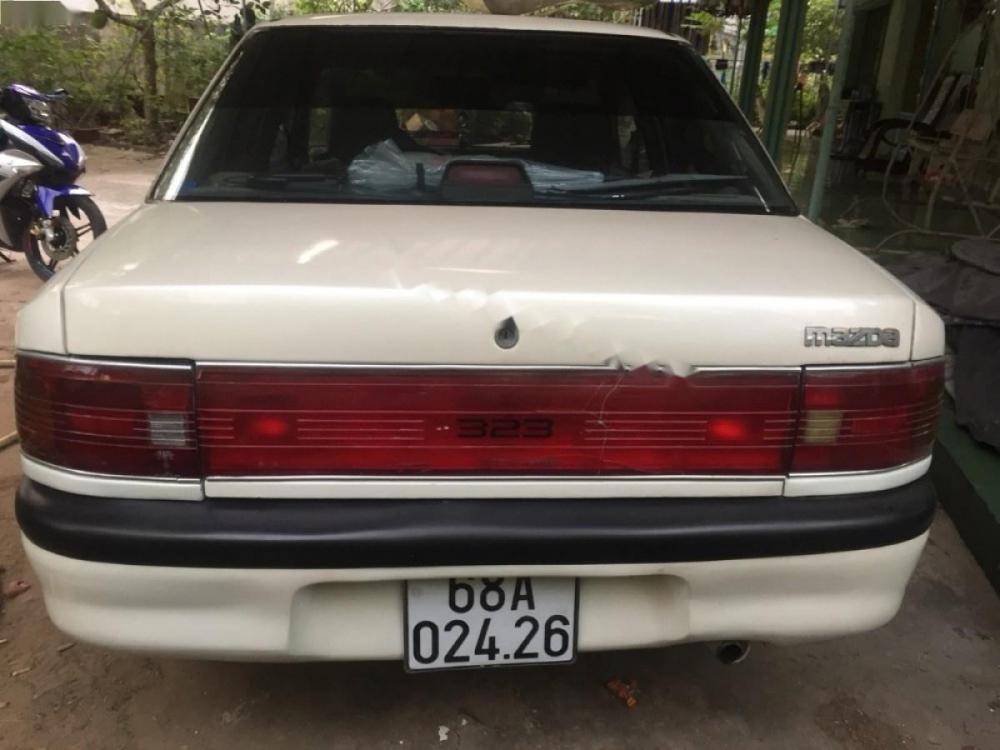 Mazda 323 1.6 MT 2001 - Cần bán gấp Mazda 323 1.6 MT năm 2001, màu trắng