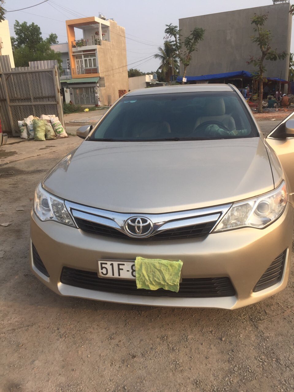 Toyota Camry SE 2013 - Bán ô tô Toyota Camry SE sản xuất 2013, màu vàng cát, nhập khẩu, 355tr