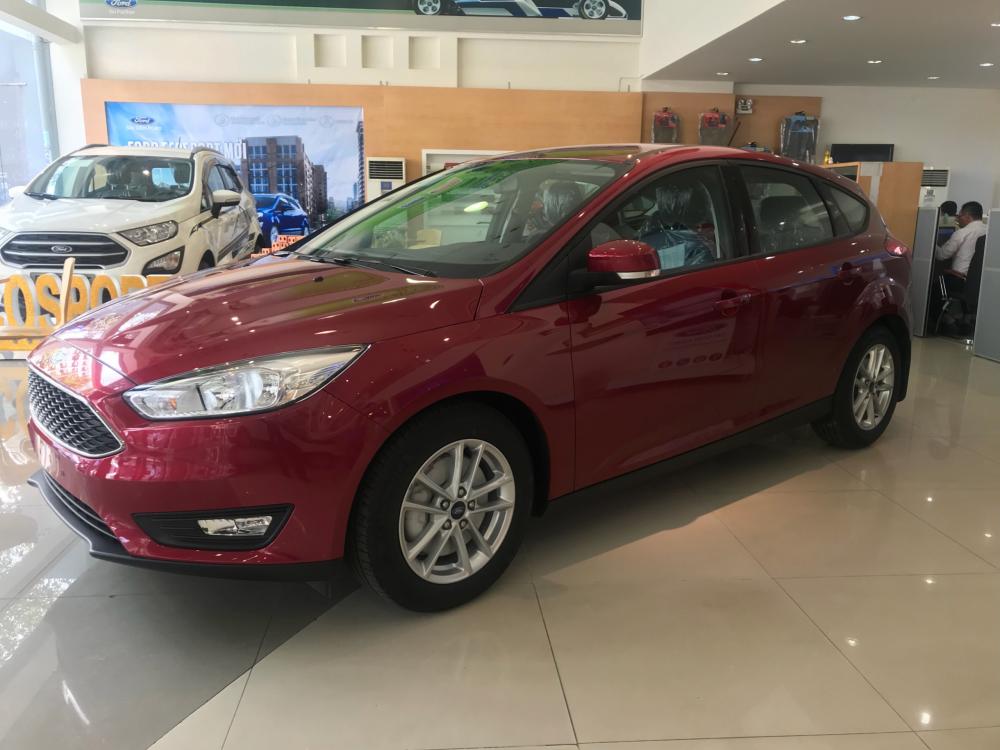 Ford Focus Trend 2018 - Giá xe Ford Focus Trend 2018, màu đỏ, giá 579 triệu (chưa khuyến mãi), vay NH 80%, lãi suất 0.7%/tháng cố định 36 tháng