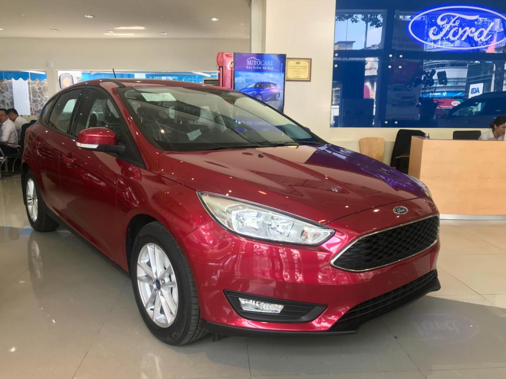 Ford Focus Trend 2018 - Giá xe Ford Focus Trend 2018, màu đỏ, giá 579 triệu (chưa khuyến mãi), vay NH 80%, lãi suất 0.7%/tháng cố định 36 tháng