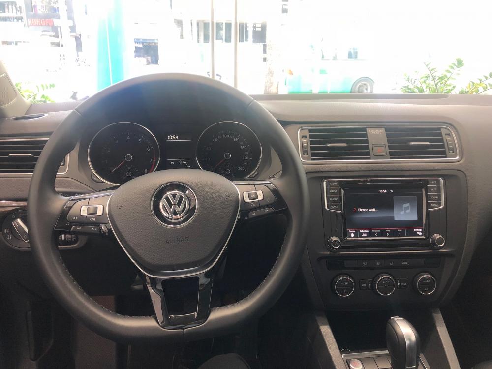 Volkswagen Jetta 2017 - Bán Volkswagen Jetta sản xuất năm 2017, nhập khẩu nguyên chiếc, chỉ cần 270 triệu, có nhiều màu để lựa chọn