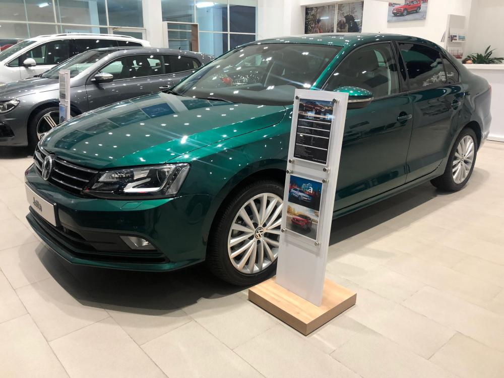 Volkswagen Jetta 2017 - Bán Volkswagen Jetta sản xuất năm 2017, nhập khẩu nguyên chiếc, chỉ cần 270 triệu, có nhiều màu để lựa chọn