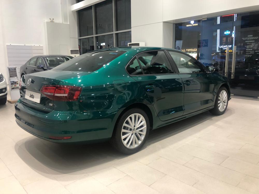 Volkswagen Jetta 2017 - Bán Volkswagen Jetta sản xuất năm 2017, nhập khẩu nguyên chiếc, chỉ cần 270 triệu, có nhiều màu để lựa chọn