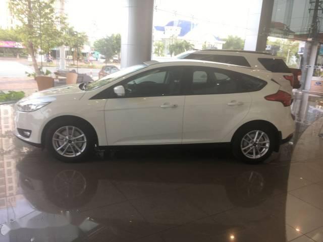 Ford Focus 2018 - Cần bán xe Ford Focus sản xuất năm 2018, màu trắng, giá tốt