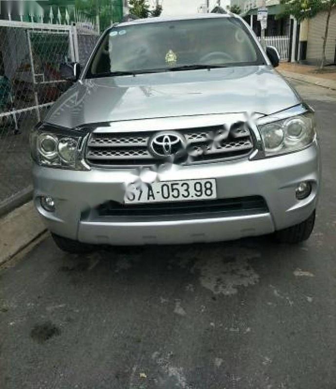 Toyota Fortuner G 2009 - Bán Toyota Fortuner G sản xuất 2009, màu bạc, 645 triệu