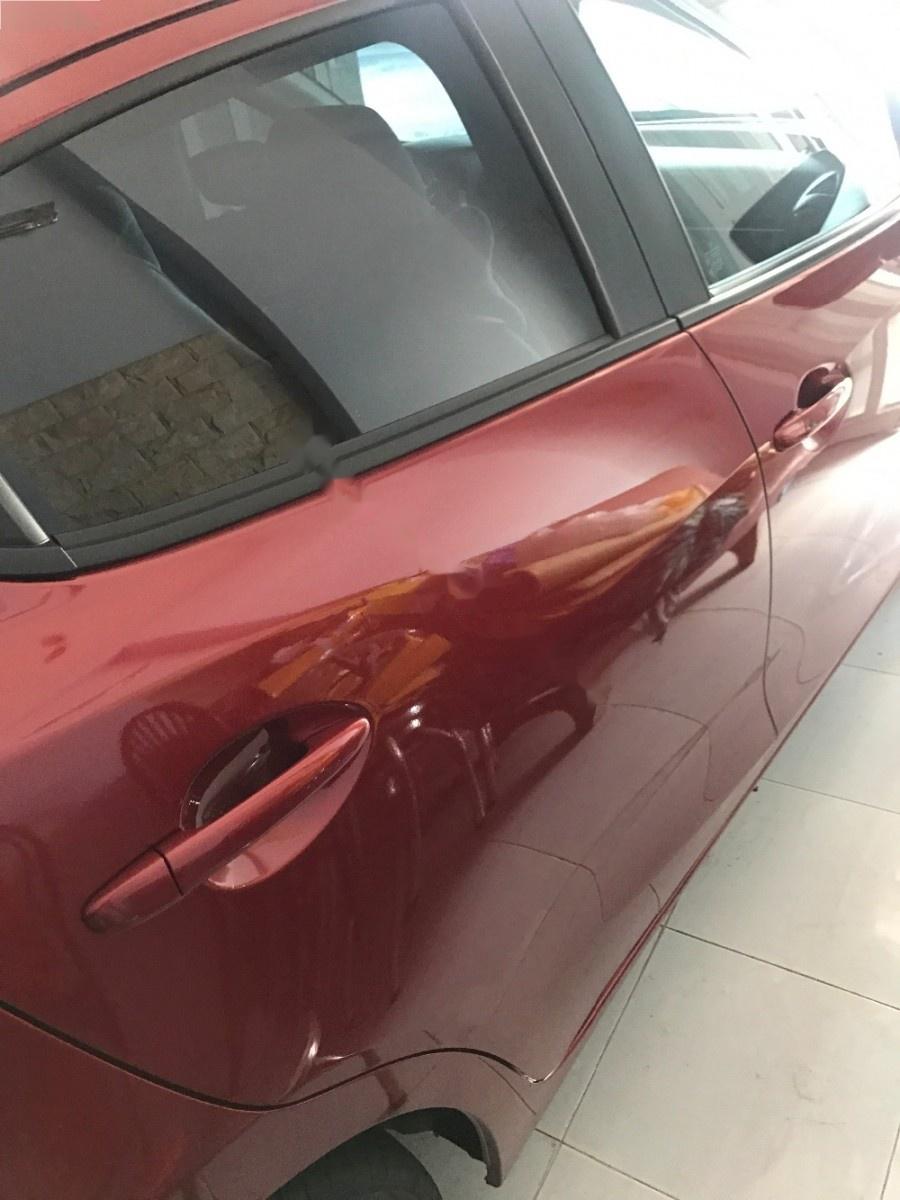 Mazda 2 2018 - Cần bán lại xe Mazda 2 đời 2018, màu đỏ xe gia đình, giá 600tr