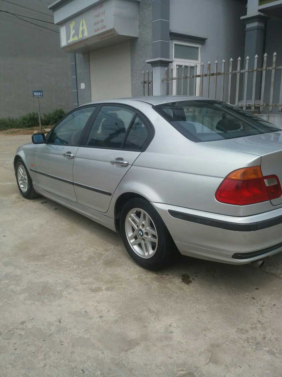 BMW 3 Series 318i 2003 - Bán BMW 3 Series 318 sản xuất 2002 xe nhập, chính chủ. Xe con gái làm công chức đi rất ít, chạy 8 vạn nên xe còn đẹp và mới