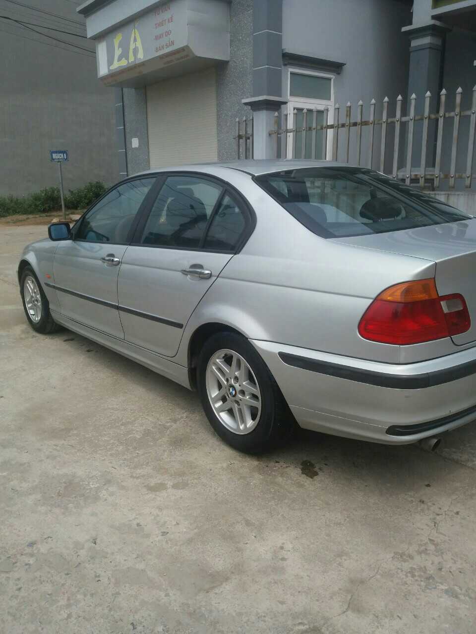 BMW 3 Series 318i 2003 - Bán BMW 3 Series 318 sản xuất 2002 xe nhập, chính chủ. Xe con gái làm công chức đi rất ít, chạy 8 vạn nên xe còn đẹp và mới