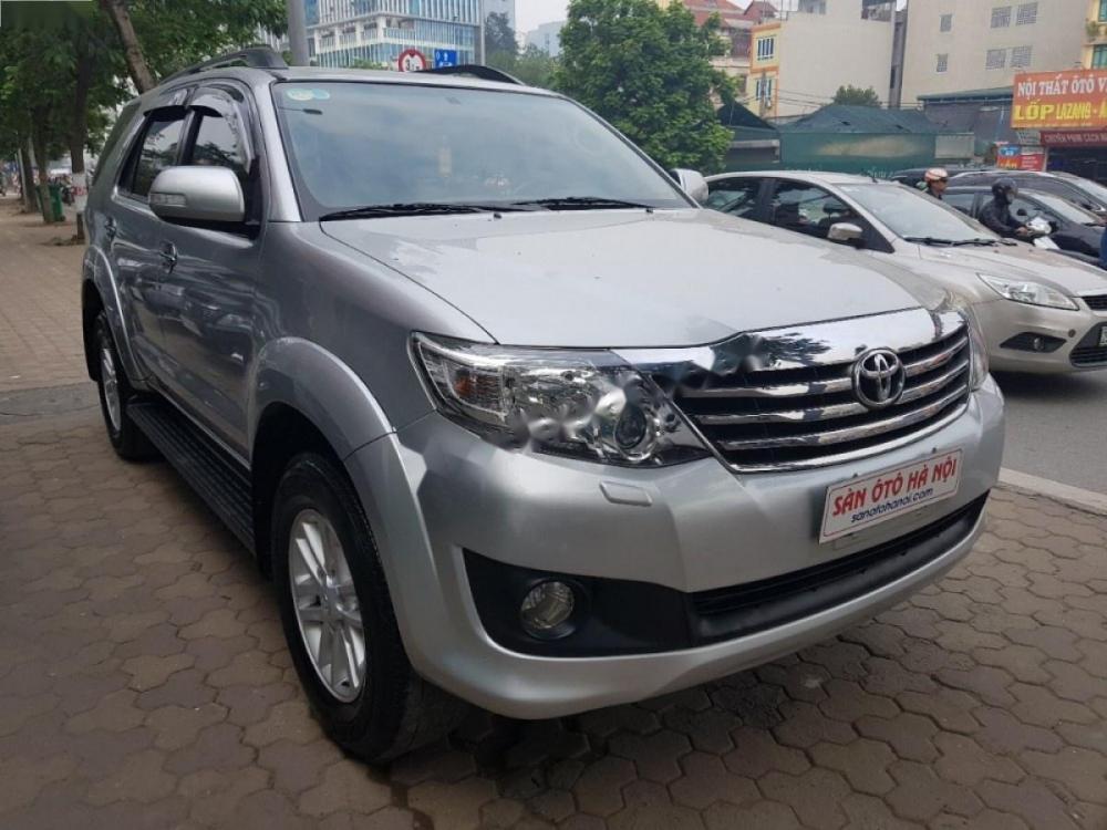 Toyota Fortuner 2.7AT 2013 - Cần bán lại xe Toyota Fortuner 2.7AT năm sản xuất 2013, màu bạc