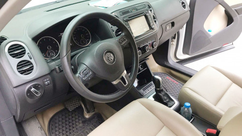 Volkswagen Tiguan   2.0 AT  2011 - Cần bán Volkswagen Tiguan 2.0 AT sản xuất 2011, màu trắng, nhập khẩu nguyên chiếc