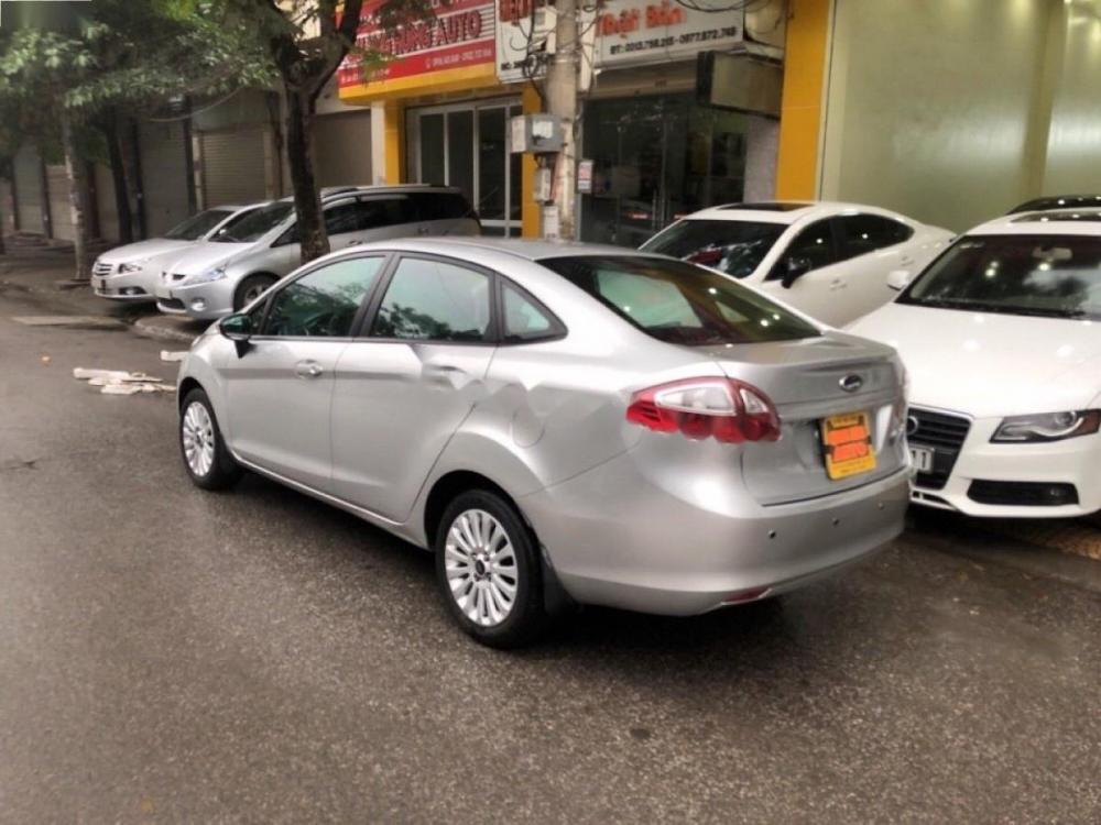 Ford Fiesta 2011 - Bán Ford Fiesta đời 2011, màu bạc chính chủ