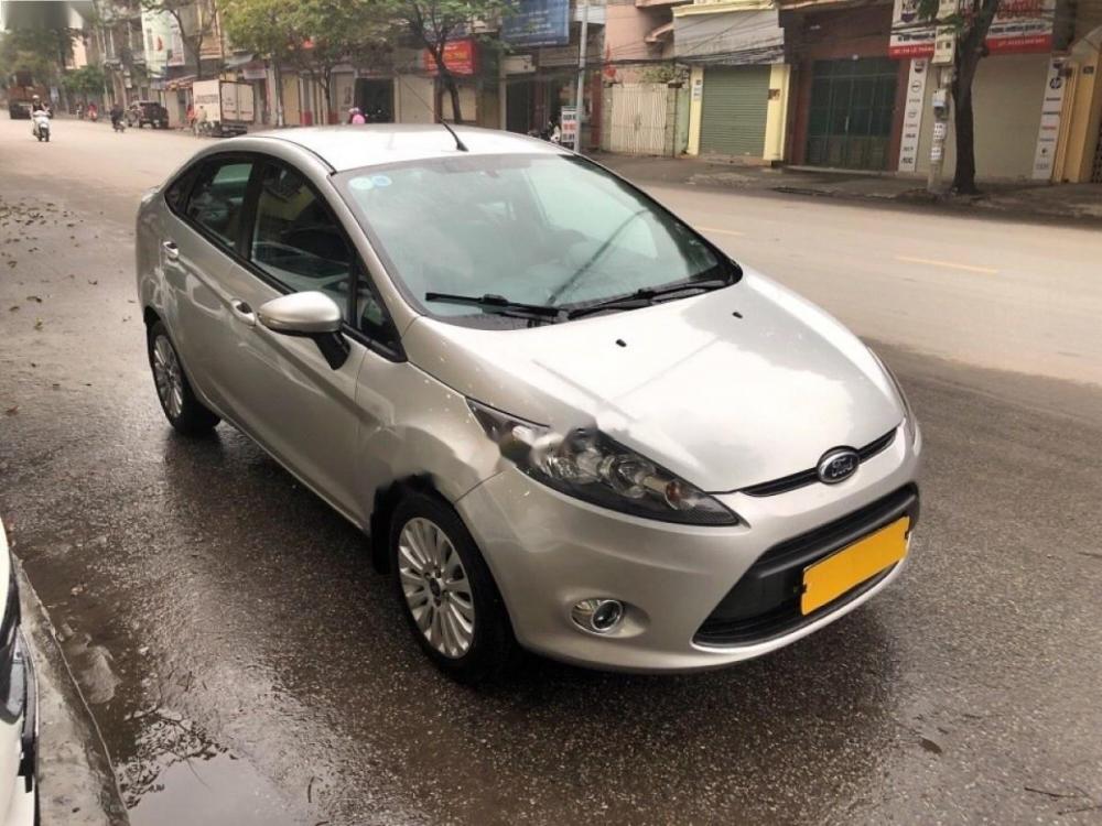 Ford Fiesta 2011 - Bán Ford Fiesta đời 2011, màu bạc chính chủ