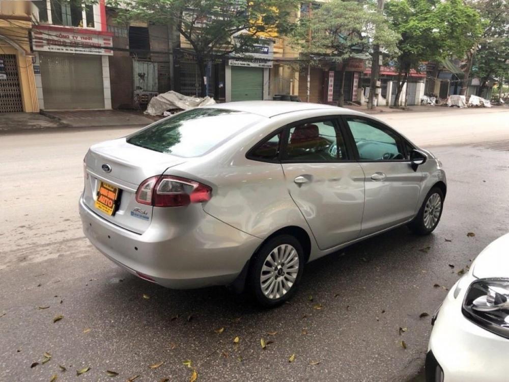 Ford Fiesta 2011 - Bán Ford Fiesta đời 2011, màu bạc chính chủ