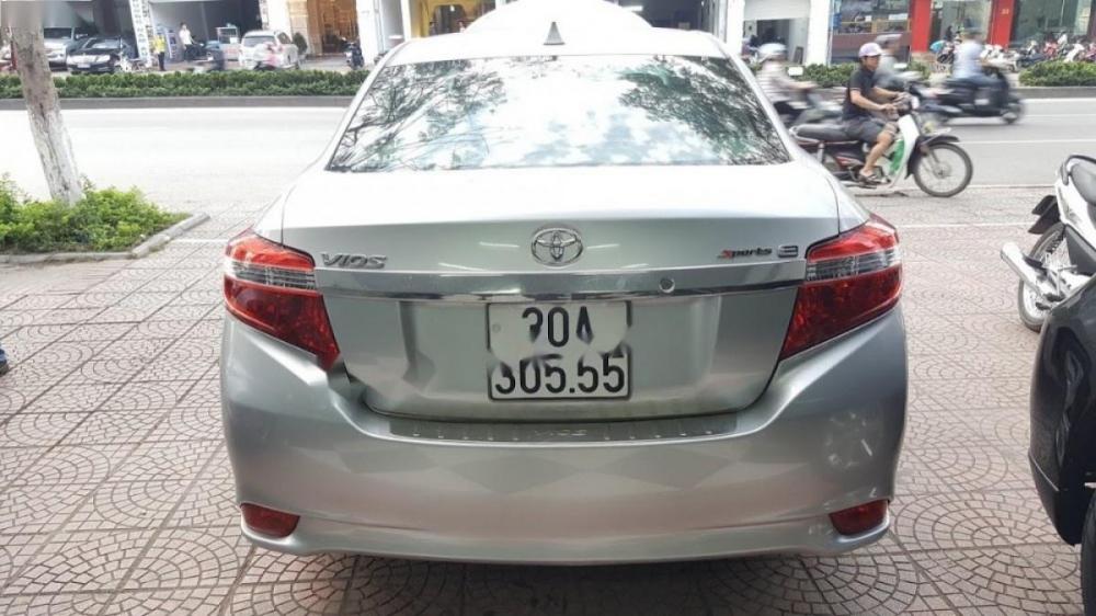 Toyota Vios 1.5E 2014 - Bán xe Toyota Vios 1.5E sản xuất 2014, màu bạc số sàn, giá chỉ 438 triệu