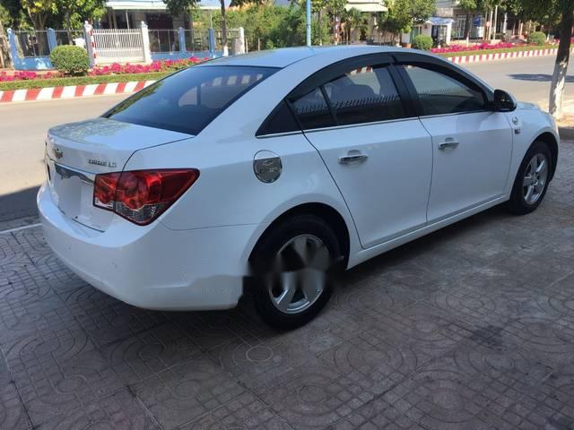 Chevrolet Cruze LS 2011 - Bán Chevrolet Cruze LS sản xuất năm 2011, màu trắng xe gia đình, 328tr