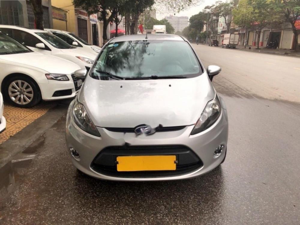 Ford Fiesta 2011 - Bán Ford Fiesta đời 2011, màu bạc chính chủ