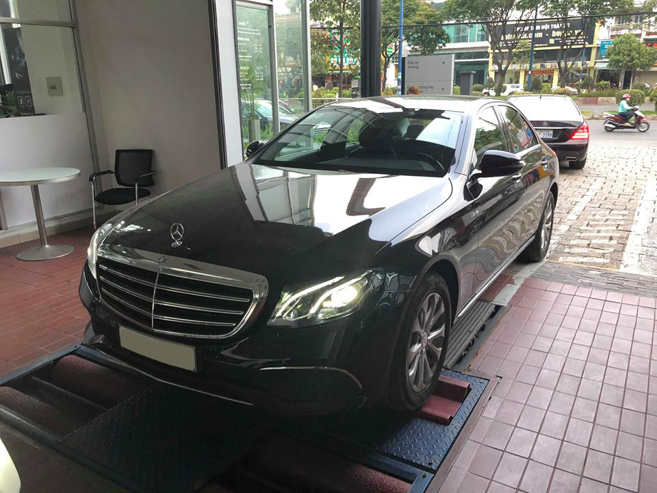 Mercedes-Benz E class E200 2017 - Bán xe Mercedes E200 đen ĐK 2017, chỉ với 600 triệu nhận xe ngay