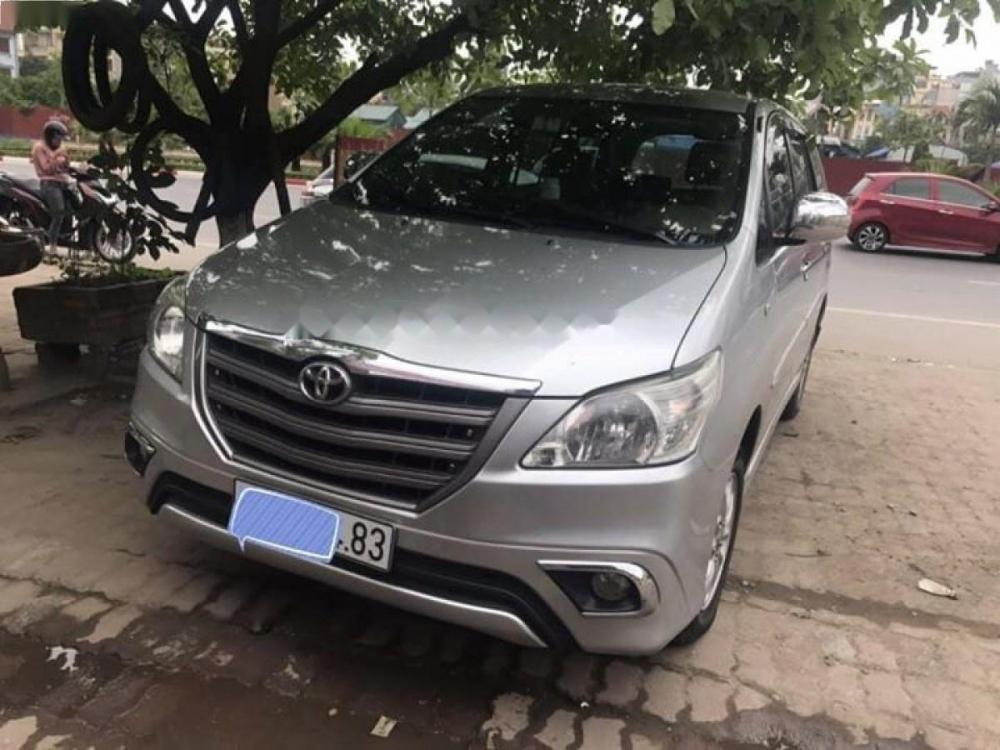 Toyota Innova E 2014 - Bán Toyota Innova E sản xuất 2014, màu bạc