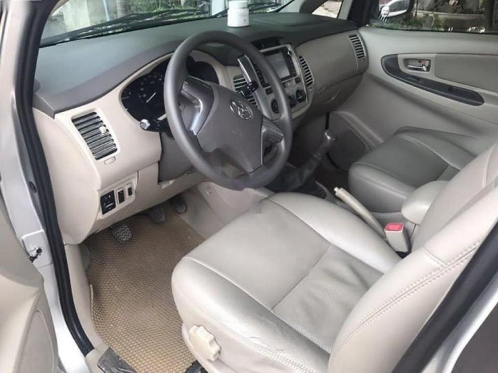 Toyota Innova E 2014 - Bán Toyota Innova E sản xuất 2014, màu bạc