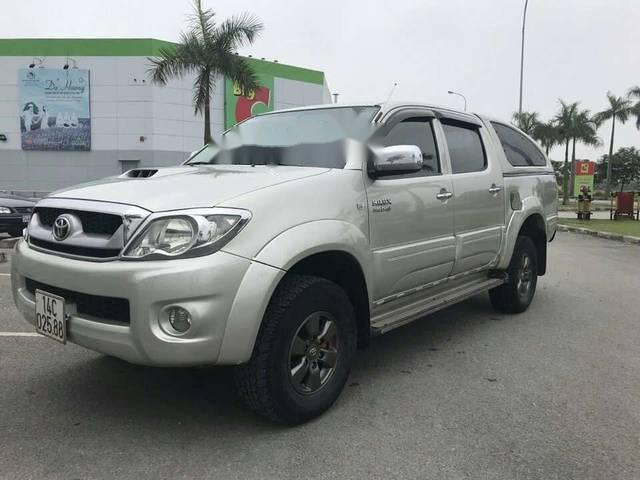 Toyota Hilux 2009 - Gia đình bán xe Toyota Hilux 3.0 máy dầu 2010, màu bạc