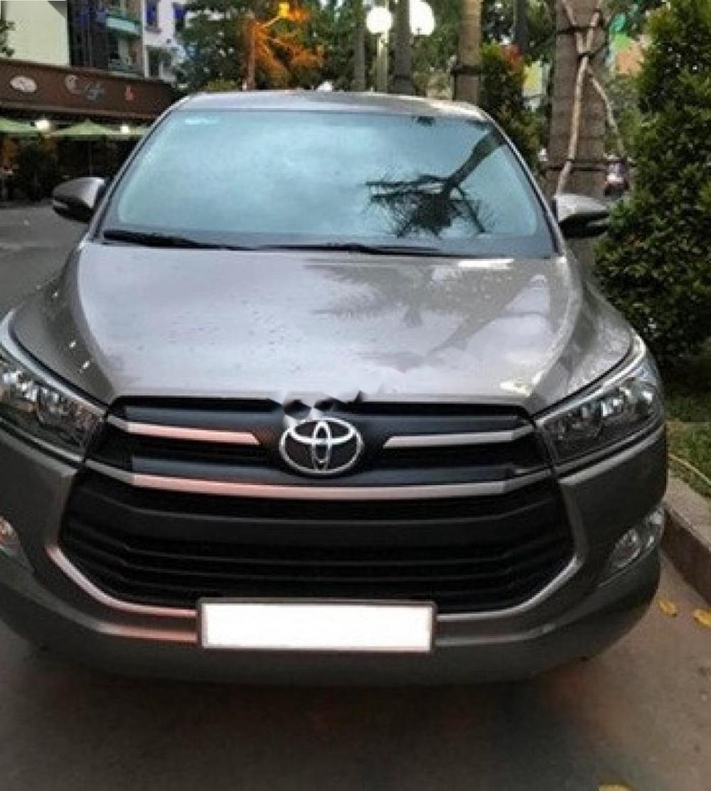 Toyota Innova E 2017 - Bán xe Toyota Innova E đời 2017, màu xám  