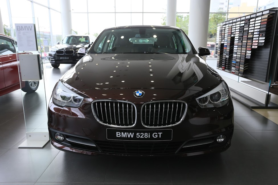 BMW 5 Series 528i 2017 - BMW Long Biên bán xe 528i GT nhập nguyên chiếc màu đỏ, giao xe ngay, trả góp 85%