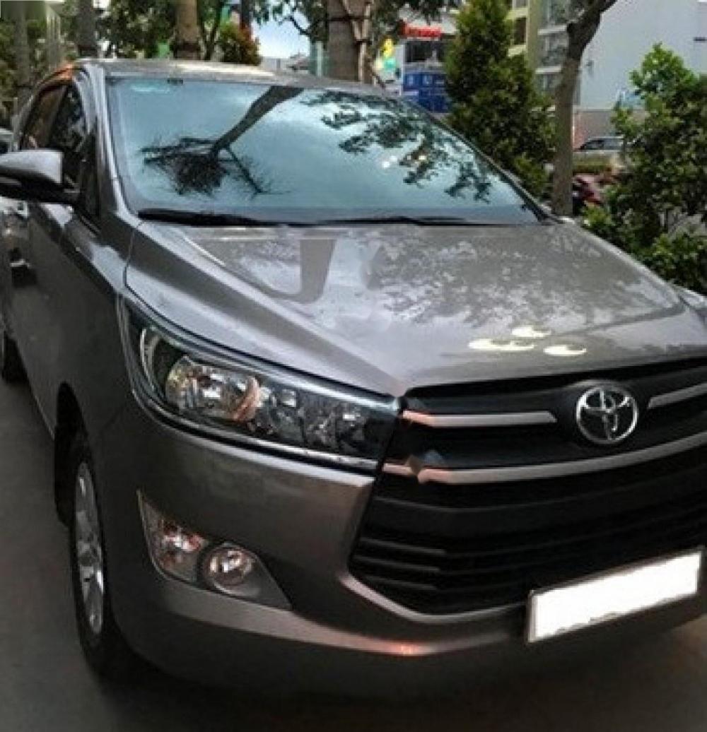 Toyota Innova E 2017 - Bán xe Toyota Innova E đời 2017, màu xám  