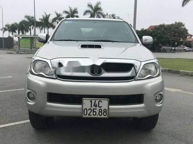 Toyota Hilux 2009 - Gia đình bán xe Toyota Hilux 3.0 máy dầu 2010, màu bạc