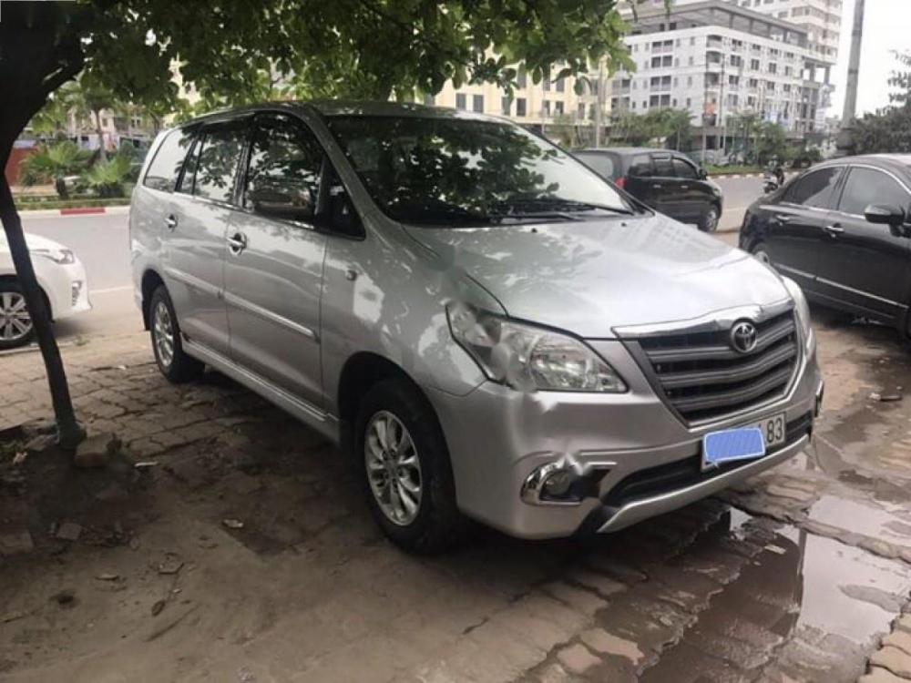 Toyota Innova E 2014 - Bán Toyota Innova E sản xuất 2014, màu bạc