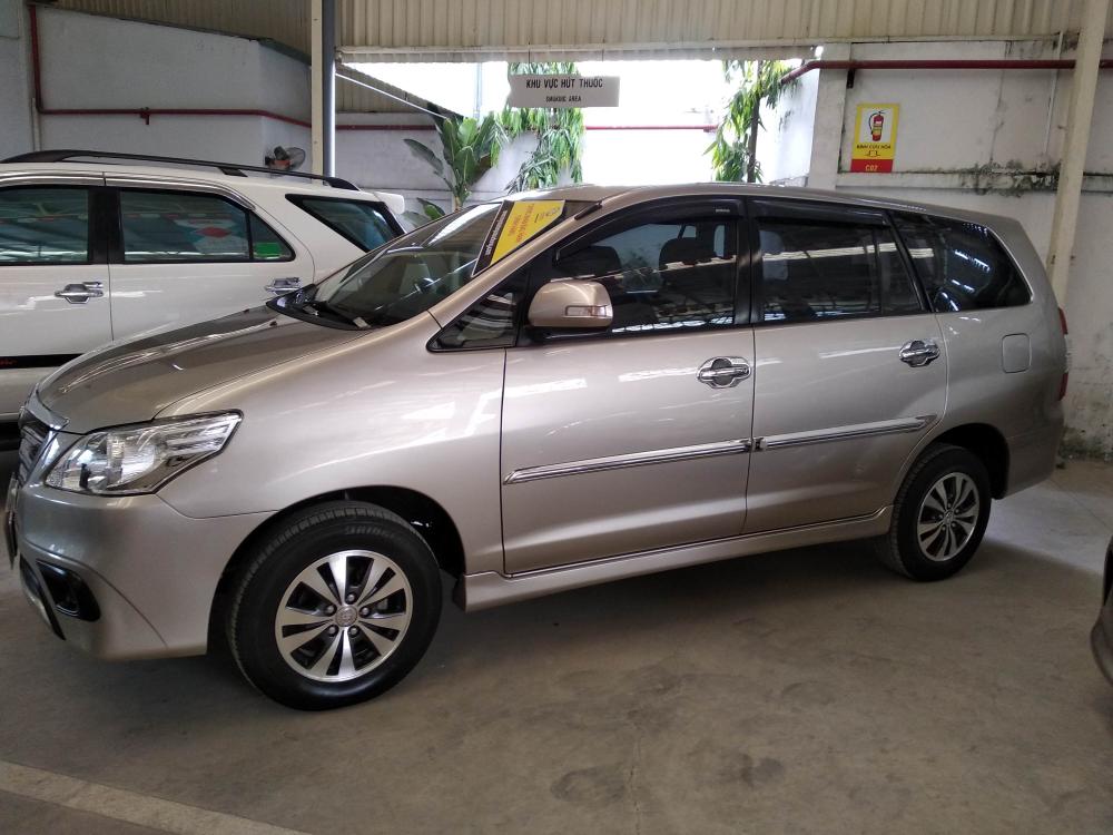 Toyota Innova E 2015 - Bán xe Toyota Innova E 2016, màu vàng đồng, số sàn, giá thương lượng, có hỗ trợ trả góp