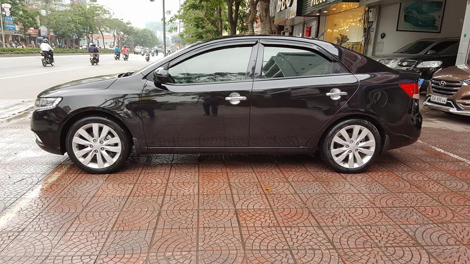 Kia Forte 1.6MT 2013 - Bán xe Kia Forte 1.6MT năm 2013, màu đen, số sàn, 410 triệu