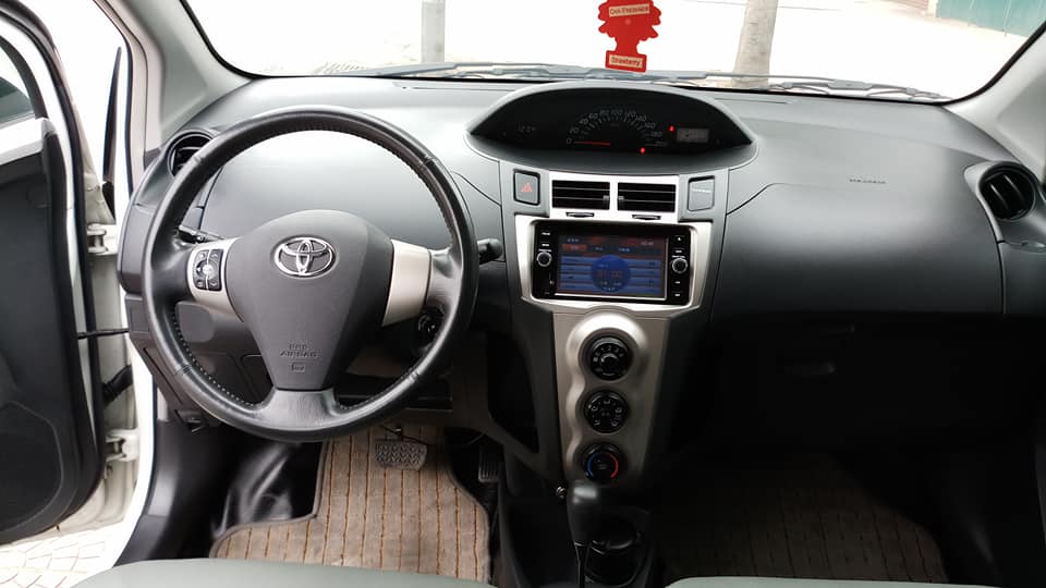 Toyota Yaris 2010 - Bán ô tô Toyota Yaris đời 2010, màu trắng, nhập khẩu Nhật Bản