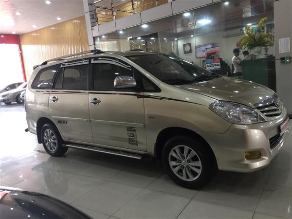 Toyota Innova 2010 - Cần bán lại xe Toyota Innova đời 2010, màu vàng