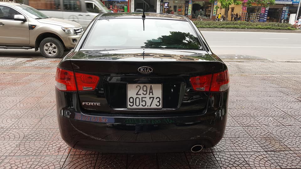 Kia Forte 1.6MT 2013 - Bán xe Kia Forte 1.6MT năm 2013, màu đen, số sàn, 410 triệu