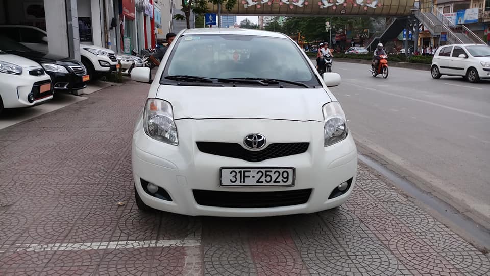 Toyota Yaris 2010 - Bán ô tô Toyota Yaris đời 2010, màu trắng, nhập khẩu Nhật Bản