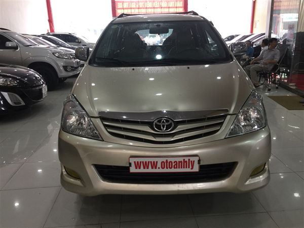 Toyota Innova 2010 - Cần bán lại xe Toyota Innova đời 2010, màu vàng