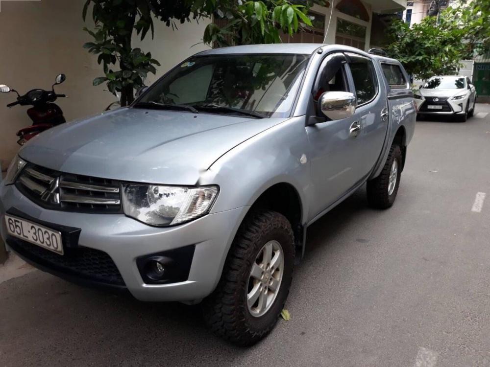 Mitsubishi Triton 2010 - Bán Mitsubishi Triton đời 2010, màu bạc số sàn, 288tr