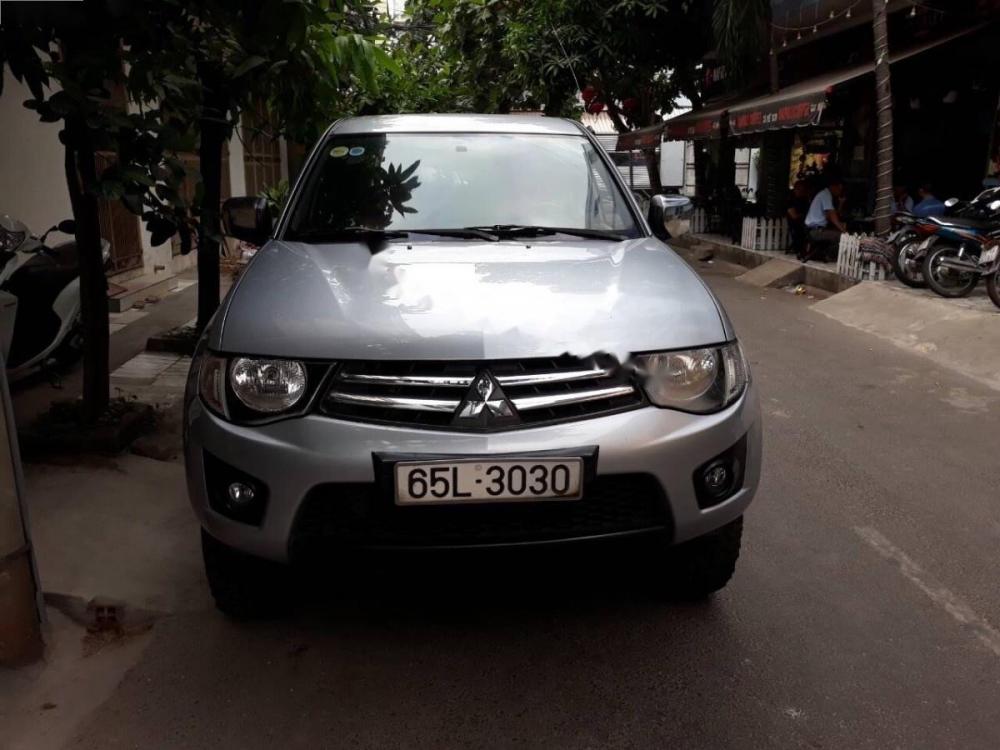 Mitsubishi Triton 2010 - Bán Mitsubishi Triton đời 2010, màu bạc số sàn, 288tr