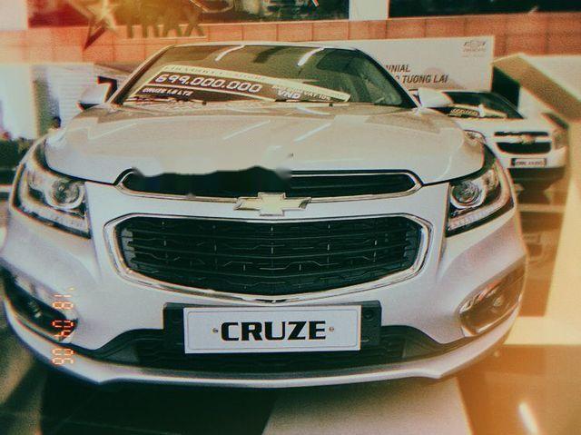 Chevrolet Cruze  1.8LTZ  2018 - Bán Chevrolet Cruze 1.8LTZ đời 2018, màu bạc số tự động, giá 699tr