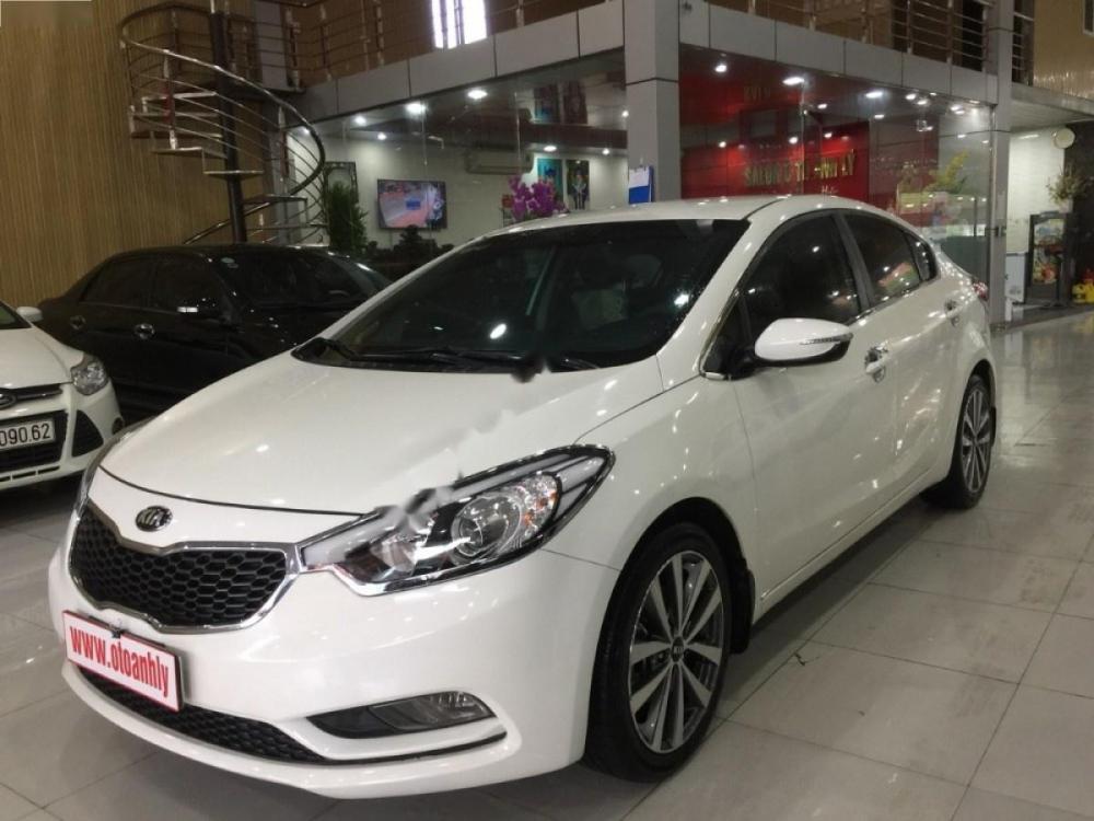 Kia K3 2014 - Cần bán gấp Kia K3 sản xuất 2014, màu trắng số sàn, giá tốt