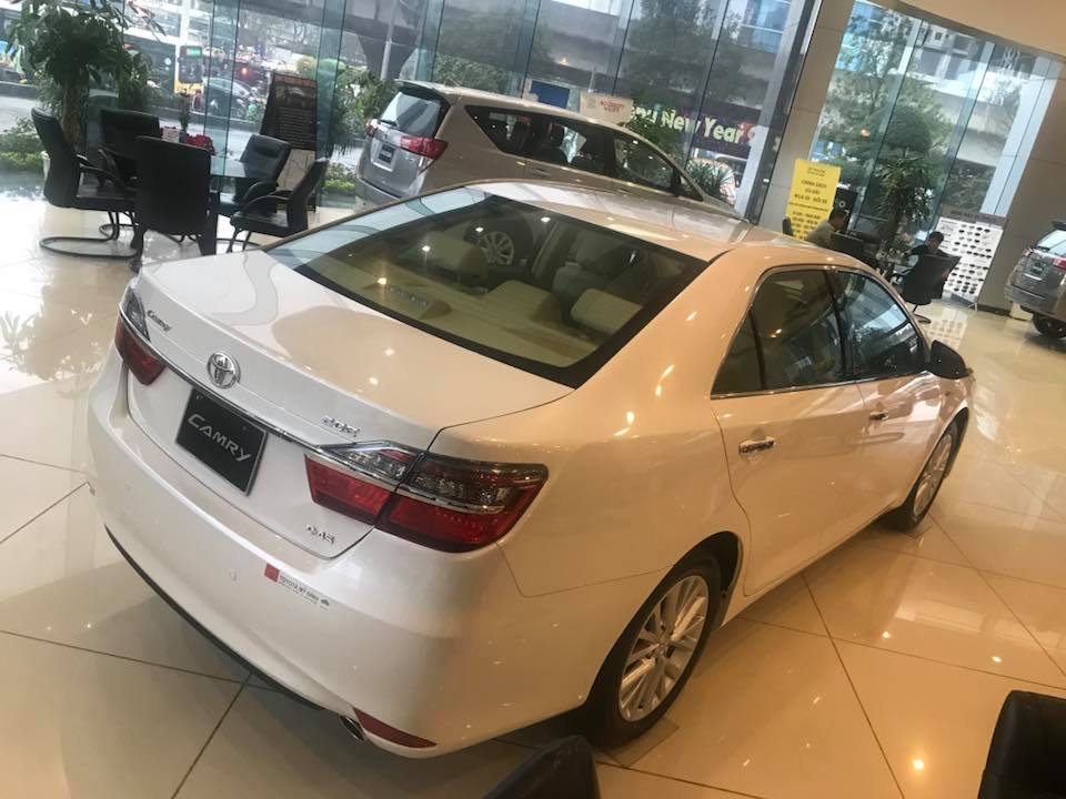 Toyota Camry 2.0E 2018 - Bán Toyota Camry 2.0E trắng 2018 - Giá tốt, khuyến mãi lớn - Bảo hành chính hãng 3 năm/ Hotline: 0898.16.8118