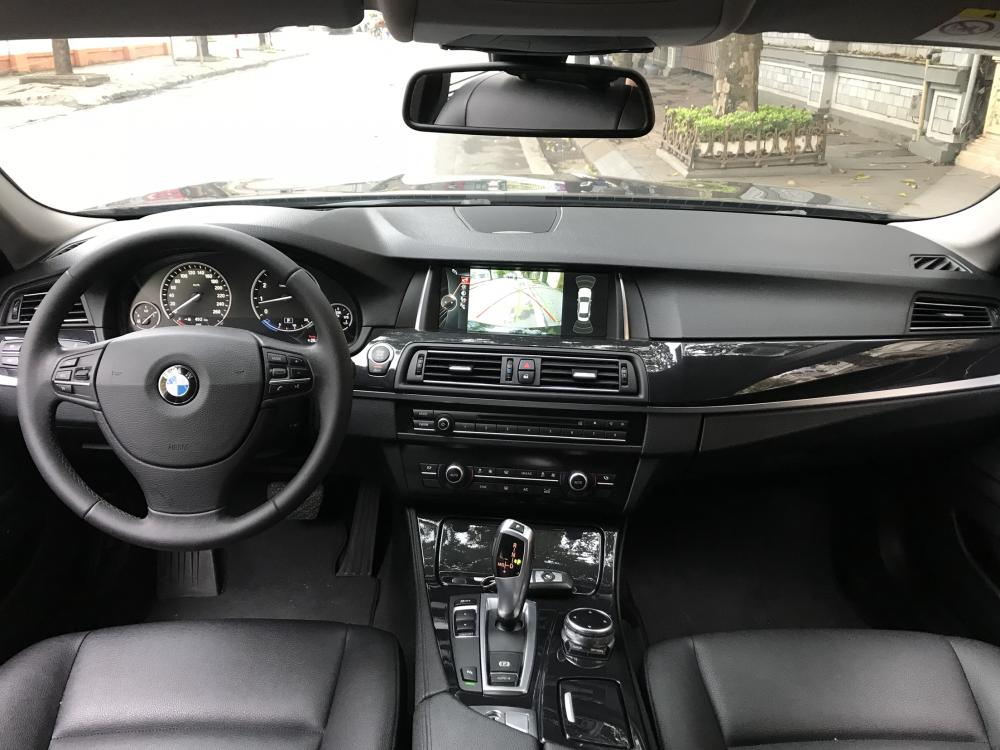 BMW 5 Series 520i 2015 - Bán Bmw 520i đen 2015 bản có cửa hít, cam lùi, loa harman biển HN, xe đẹp