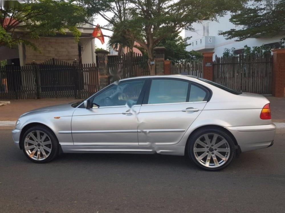 BMW 3 Series 318i 2002 - Bán xe BMW 3 Series 318i đời 2002, màu bạc còn mới, giá tốt