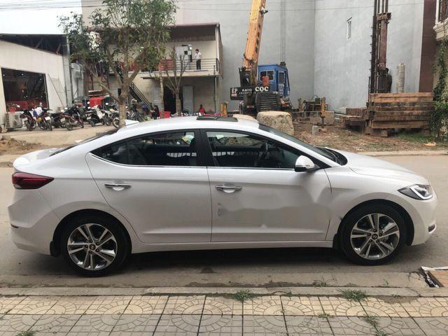 Hyundai Elantra 2017 - Cần bán xe Hyundai Elantra đời 2017, màu trắng