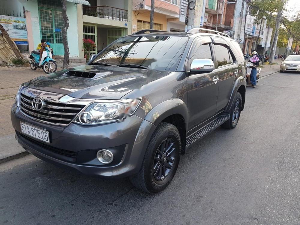 Toyota Fortuner G 2013 - Bán Toyota Fortuner G đời 2013, màu xám số sàn