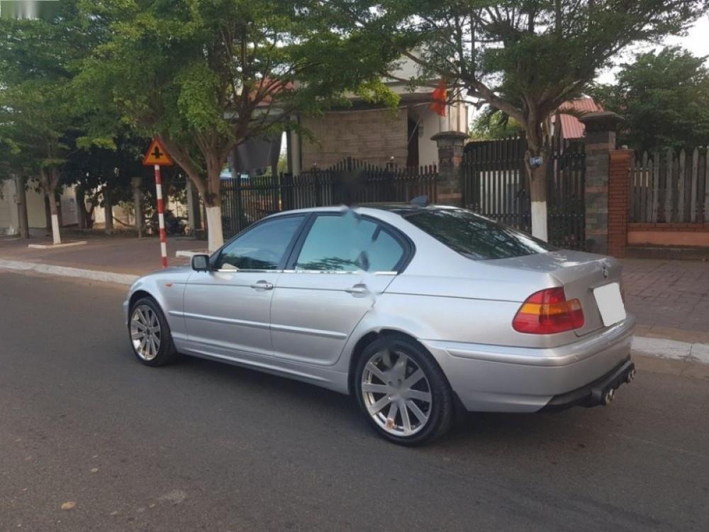 BMW 3 Series 318i 2002 - Cần bán gấp BMW 3 Series 318i đời 2002, màu bạc còn mới